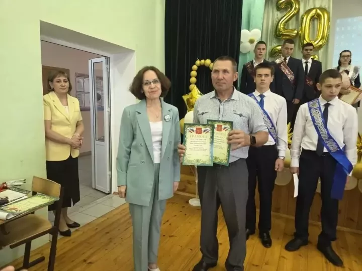 Борнаш мәктәбендә  11 нче сыйныфны тәмамлаган 8 чыгарылыш сыйныф укучысы өчен соңгы кыңгырау яңгырады