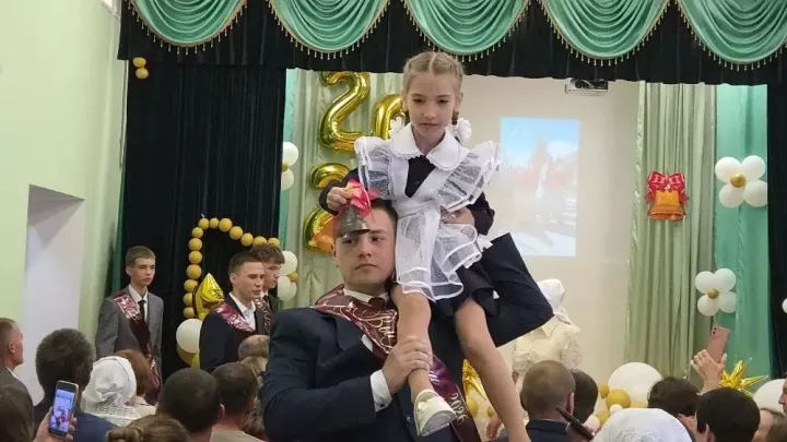 Борнаш мәктәбендә  11 нче сыйныфны тәмамлаган 8 чыгарылыш сыйныф укучысы өчен соңгы кыңгырау яңгырады