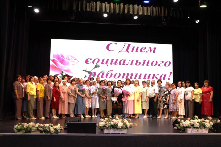 Апаста социаль хезмәткәрләр һөнәри бәйрәмнәрен билгеләп узды