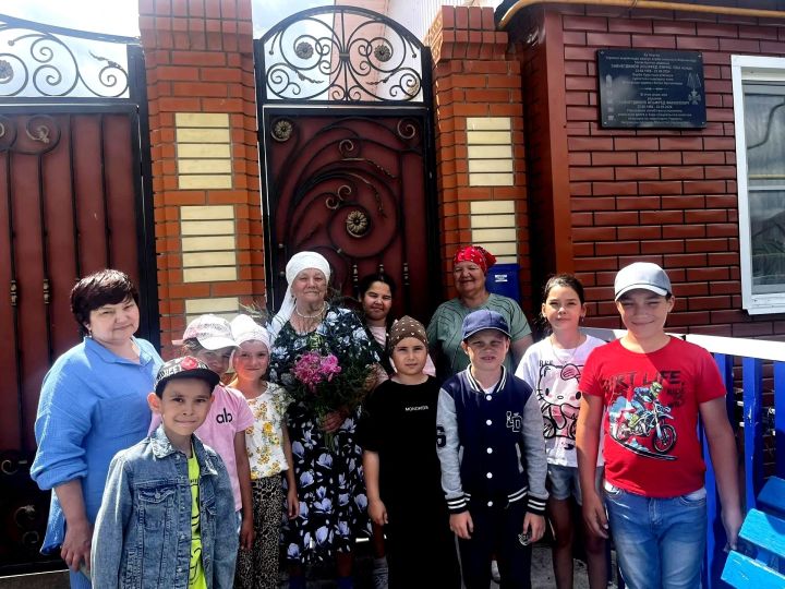 Зур Күккүз авылында мәктәп яны лагерена йөрүче балалар солдат әнисен туган көне белән тәбрик иткәннәр