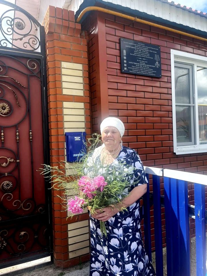 Зур Күккүз авылында мәктәп яны лагерена йөрүче балалар солдат әнисен туган көне белән тәбрик иткәннәр