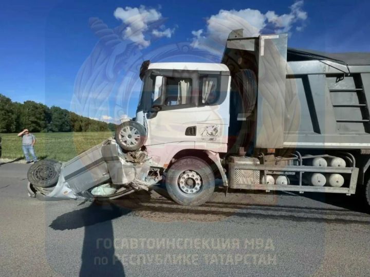 Татарстанда өлкән яшьтәге ир-ат грузовик белән бәрелешеп һәлак була