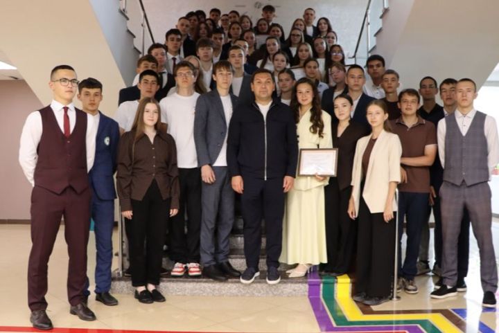 Район башлыгы чыгарылыш сыйныф укучылары белән очрашты
