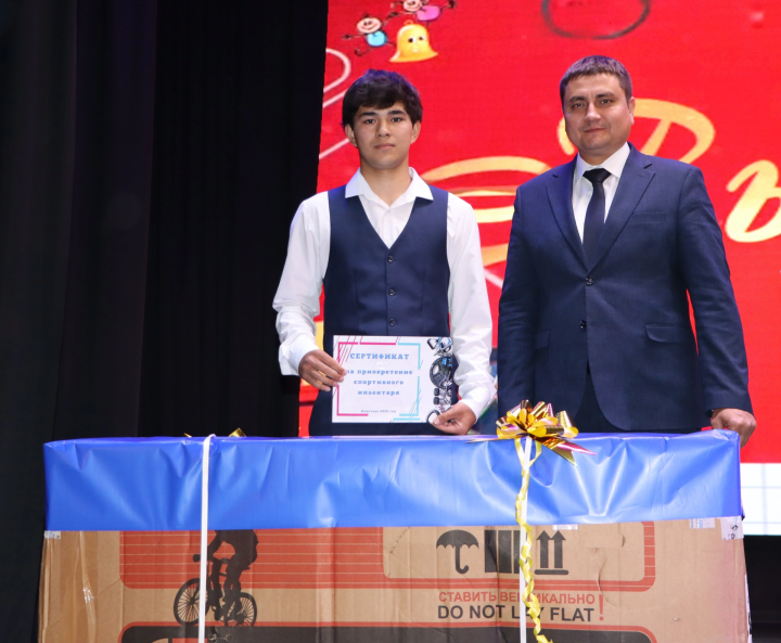 Апаста чыгарылыш кичәсе узды