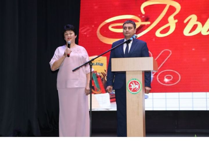 Апаста чыгарылыш кичәсе узды