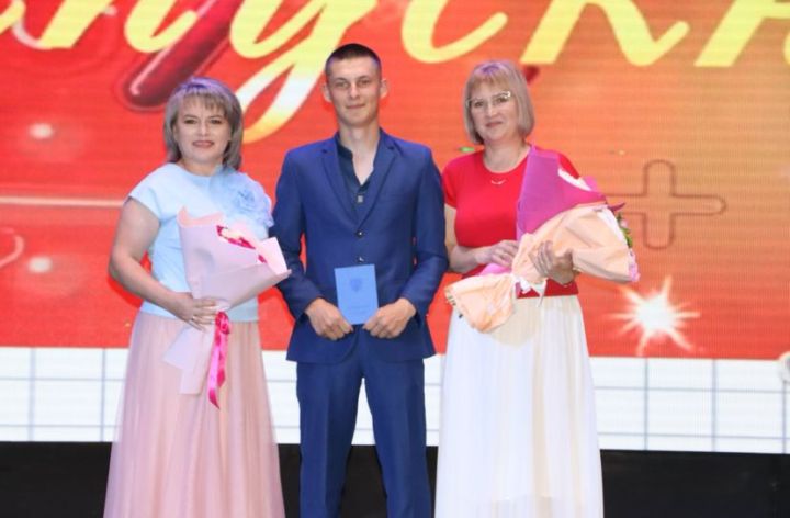 Апаста чыгарылыш кичәсе узды