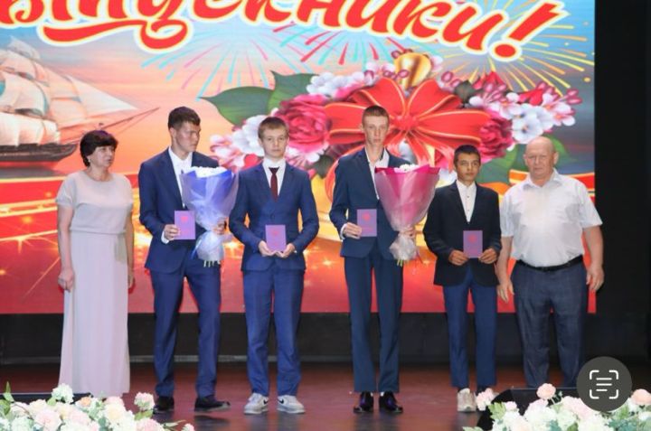 Апаста чыгарылыш кичәсе узды