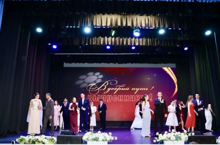 Апаста чыгарылыш кичәсе узды