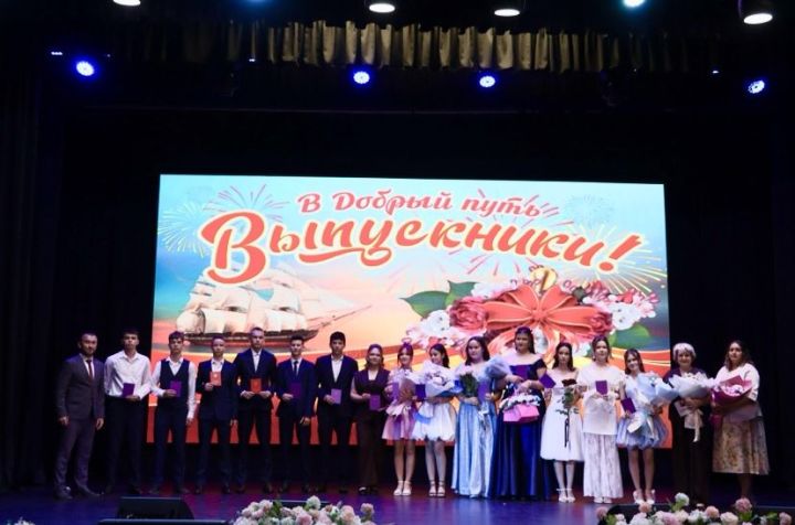 Апаста чыгарылыш кичәсе узды