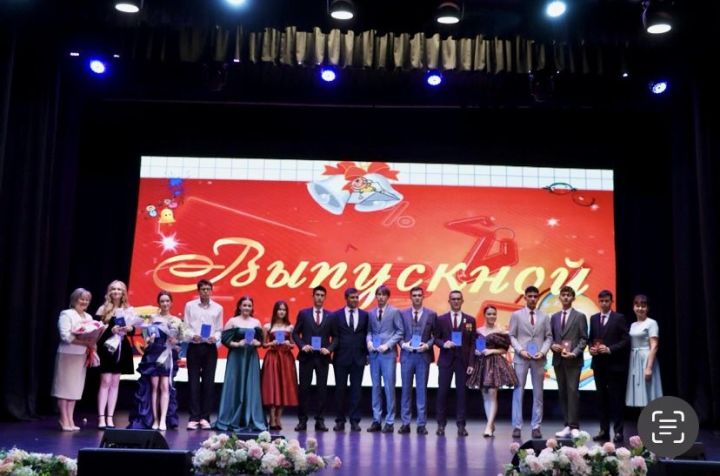 Апаста чыгарылыш кичәсе узды