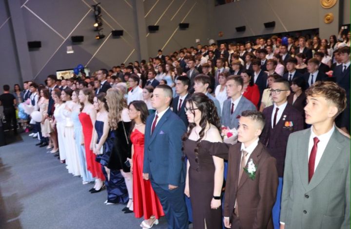 Апаста чыгарылыш кичәсе узды