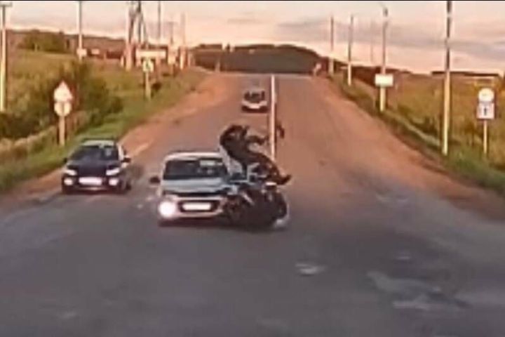 Татарстанда «Лада»  светофорда туктап торган мопедка бәрелгән