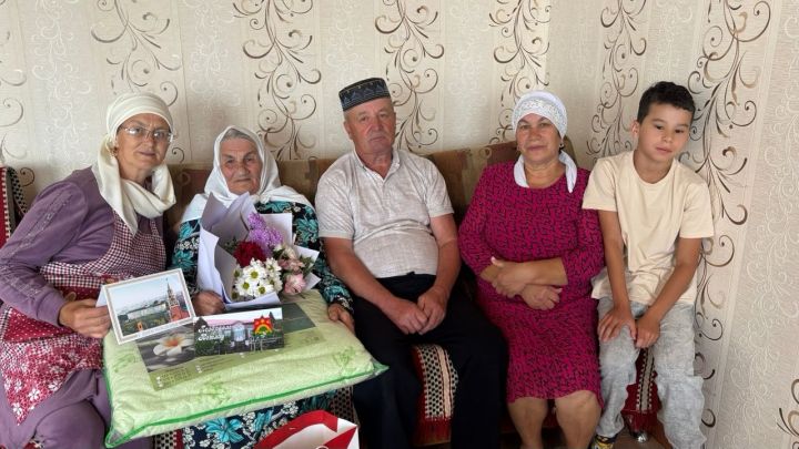 Гөлфәридә әби Могыйзова 95 яшьлеге уңаеннан котлаулар кабул итте