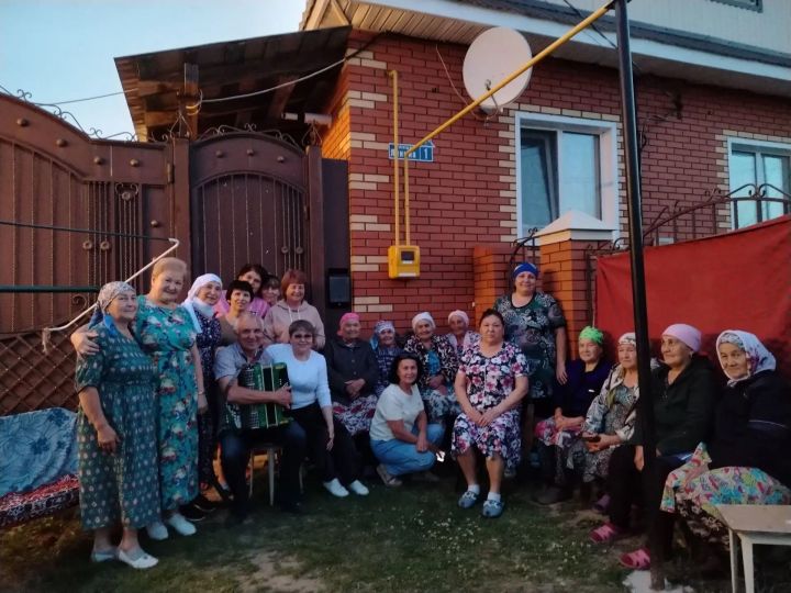 Олы Бакырчыда яшәүчеләр капка төбендә кич утырган