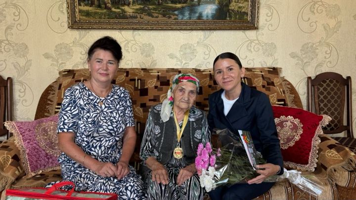 Апастан Мәрьям апа Төхвәтуллина 90 яшьлек туган көненә токмачларны үзе кискән