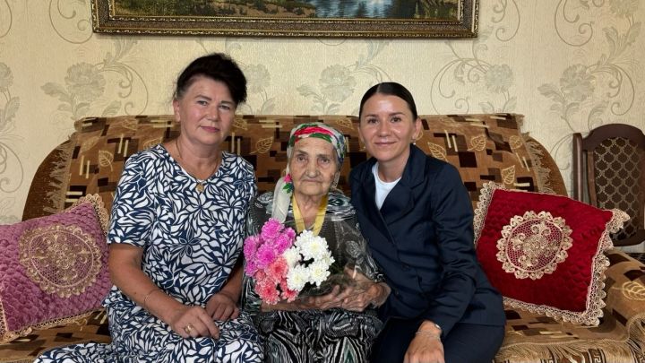 Апастан Мәрьям апа Төхвәтуллина 90 яшьлек туган көненә токмачларны үзе кискән