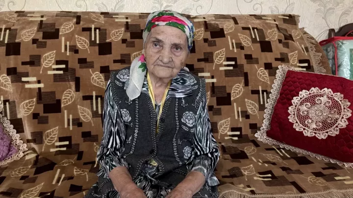 Апастан Мәрьям апа Төхвәтуллина 90 яшьлек туган көненә токмачларны үзе кискән