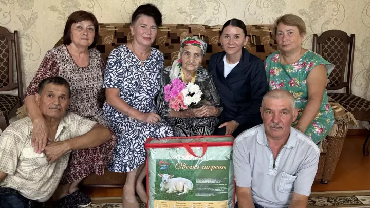 Апастан Мәрьям апа Төхвәтуллина 90 яшьлек туган көненә токмачларны үзе кискән