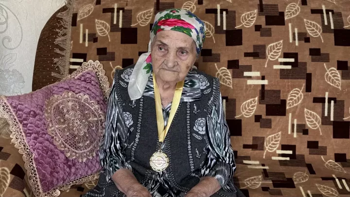Апастан Мәрьям апа Төхвәтуллина 90 яшьлек туган көненә токмачларны үзе кискән
