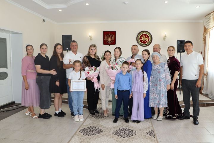 Район дүртенче балалары туган ике гаилә акчалата сертификатка ия булды