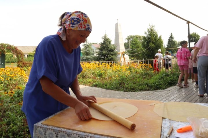Секрет татарского лакомства: как в лагере жарили «птичьи язычки»