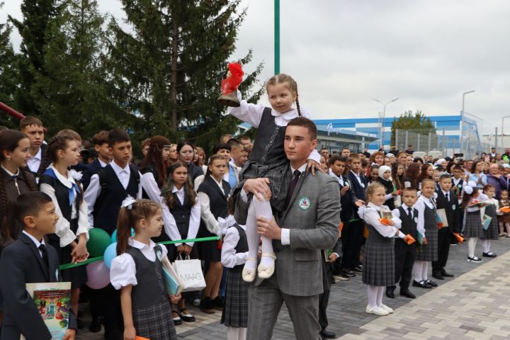 Апас мәктәбендә Белем иленә дәшеп тәүге кыңгырау чыңлады