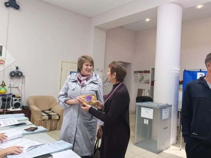 Морзаларда иң беренче сайлаучы бүләк алды