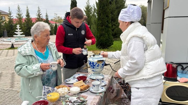 Избирателей в Апастово встречают песнями и музыкой