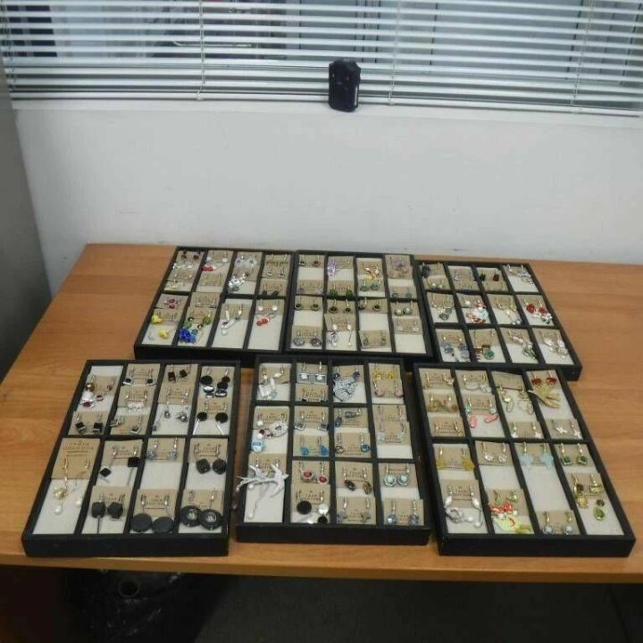 В аэропорту Казани поймали женщину, везшую партию якобы самодельных сережек